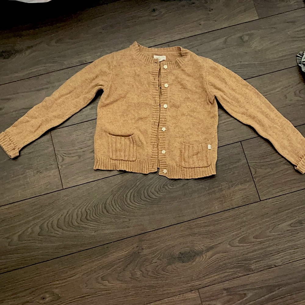 This is a super cute autumn cardigan that you can style with everything.